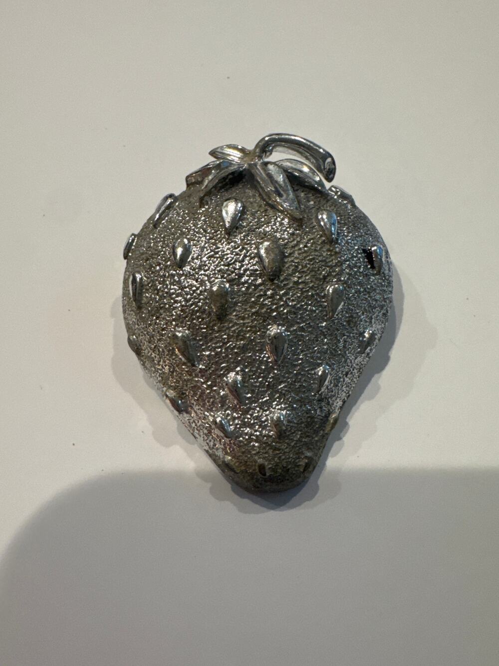 Vtg sarah coventry Silver Tone Strawberry Brooch Pin Figural Fruit Jewelry